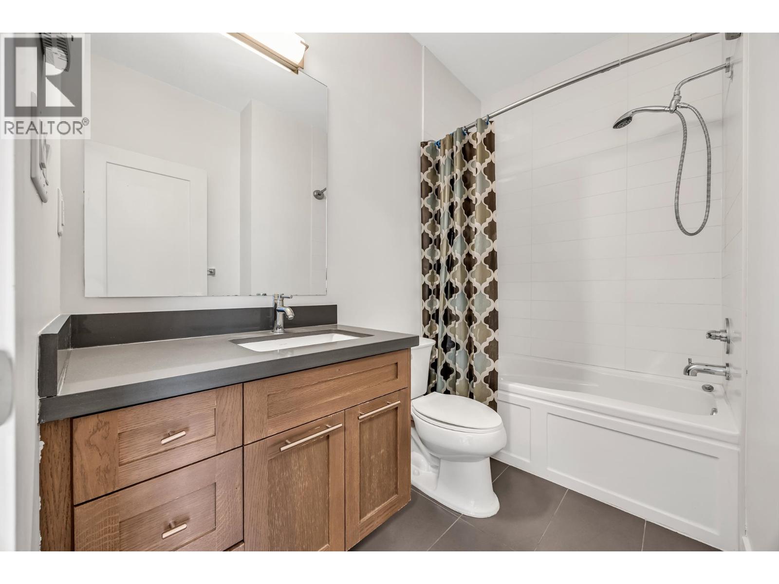 403 827 RODERICK AVENUE, Coquitlam