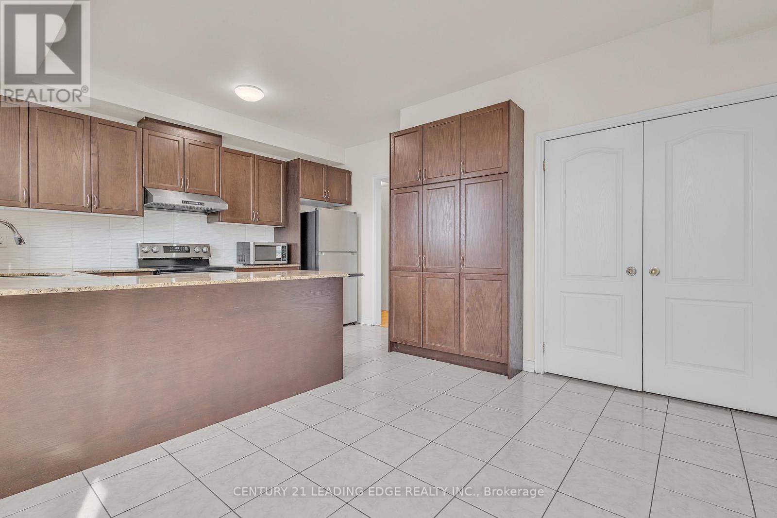 26 SHIFF CRESCENT - 22