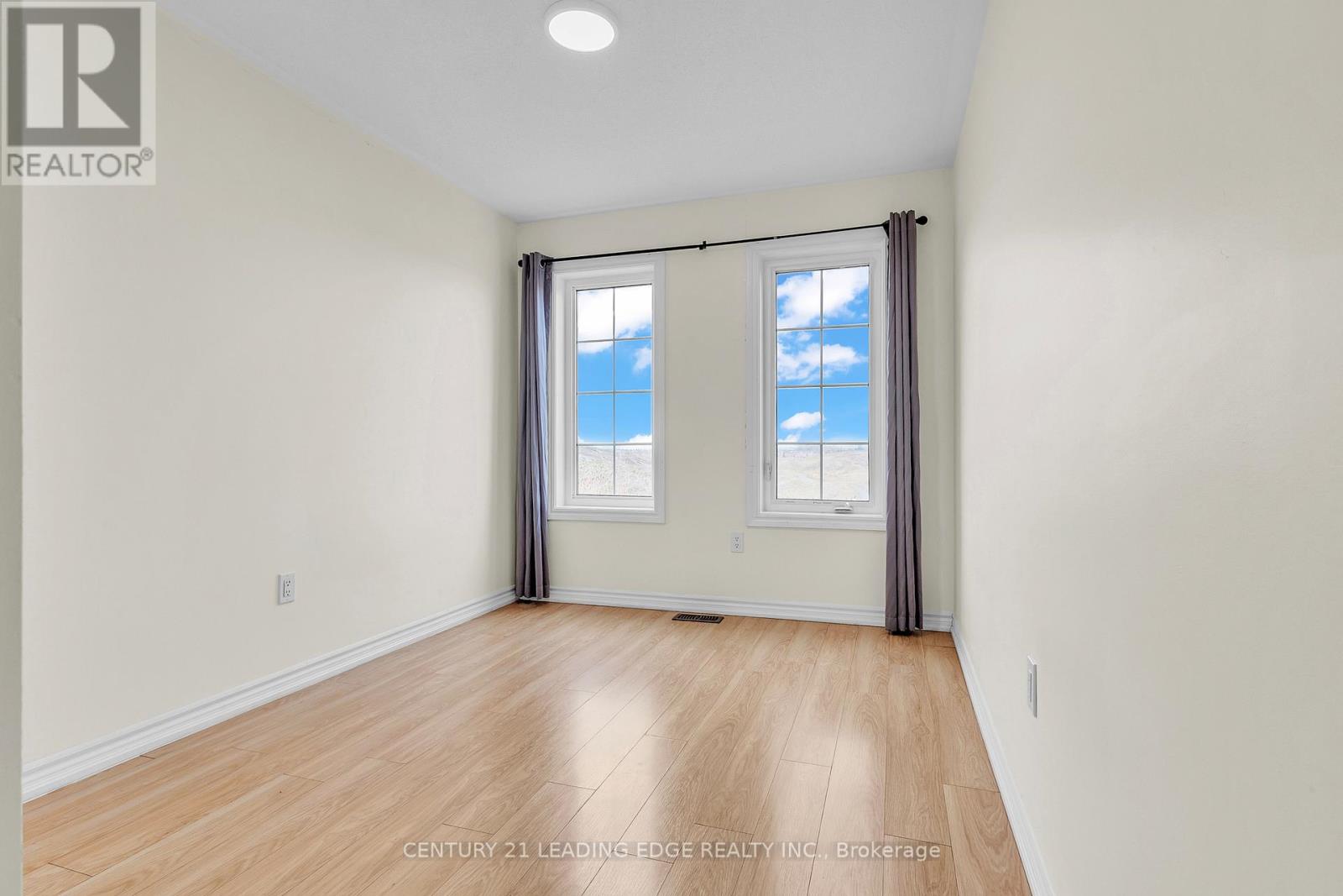 26 SHIFF CRESCENT - 29