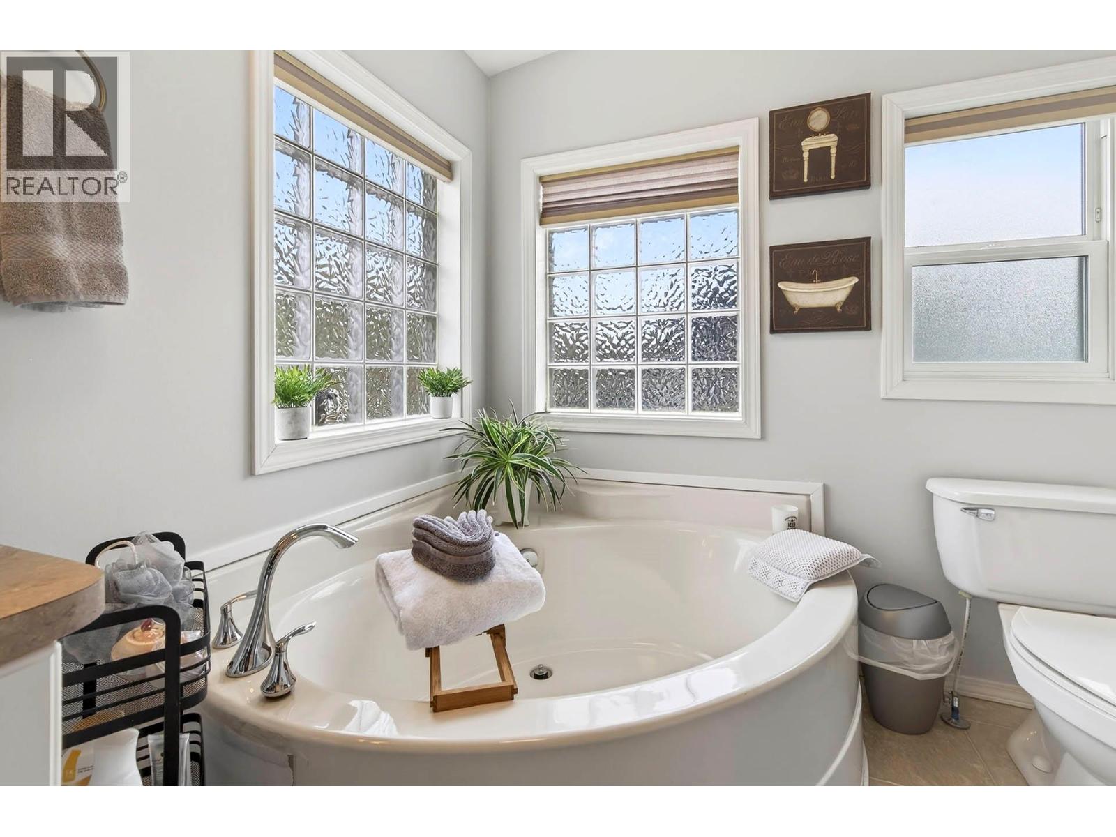 #23 768 SHUSWAP ROAD - 25