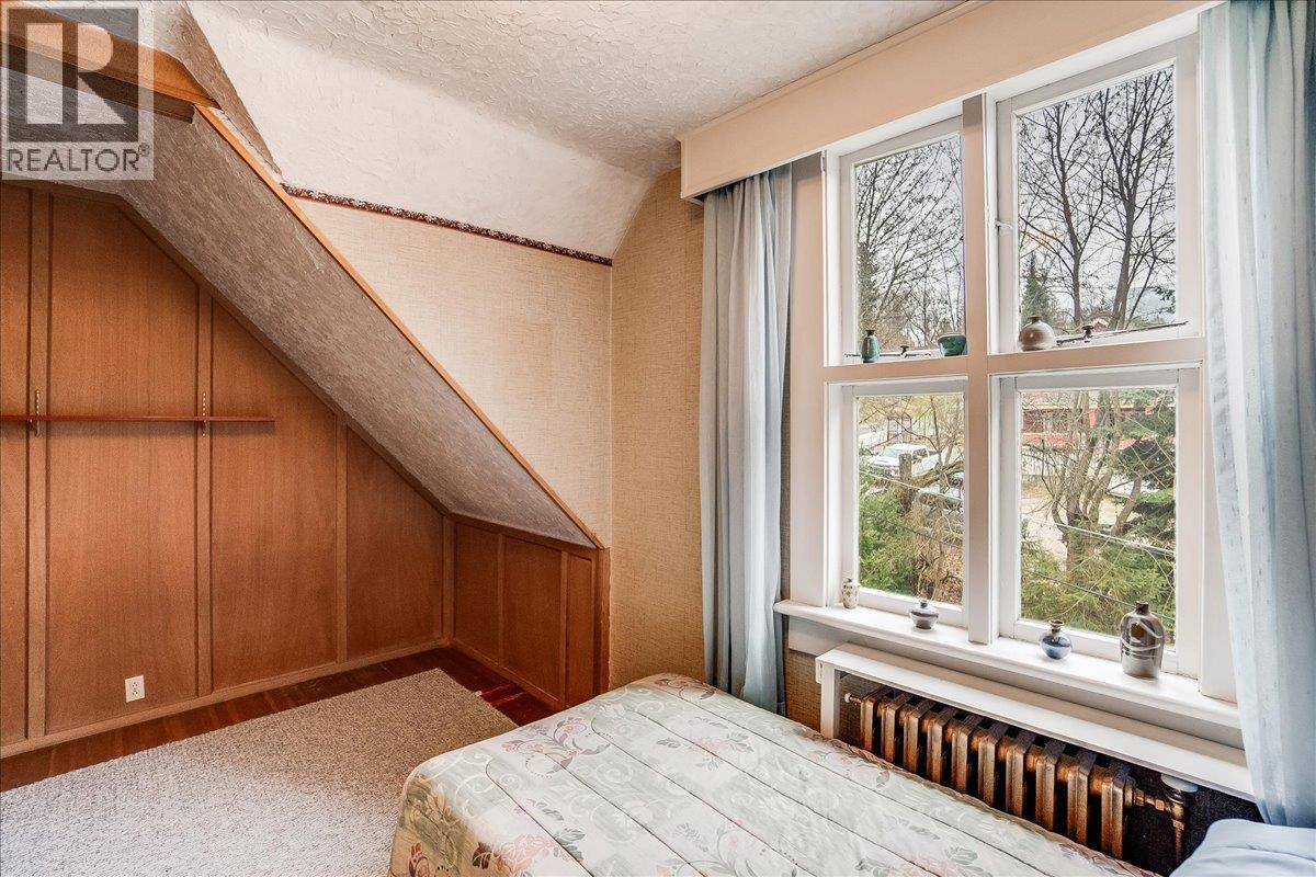 1107 ROBERTSON AVENUE - 54