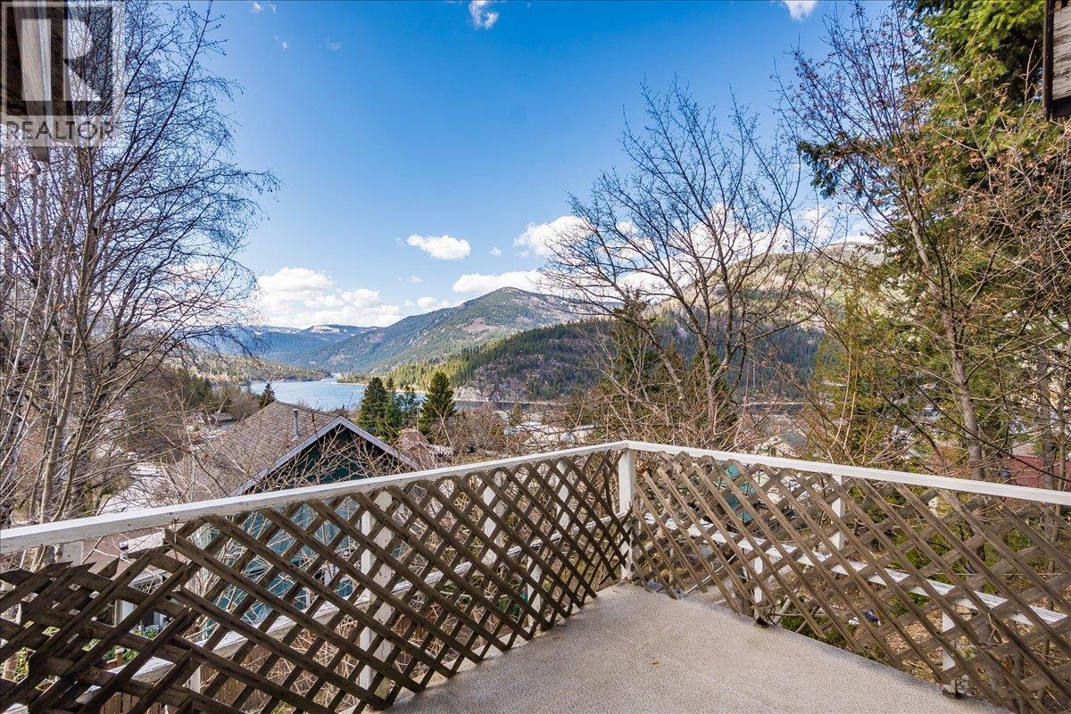 1107 ROBERTSON Avenue - 64