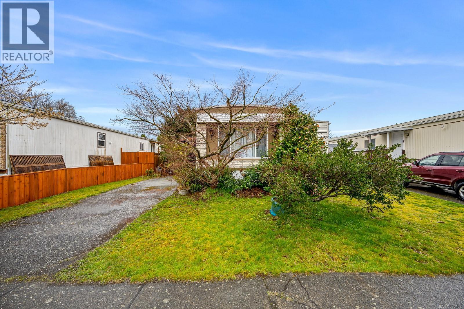 #19 390 COWICHAN Ave - 1
