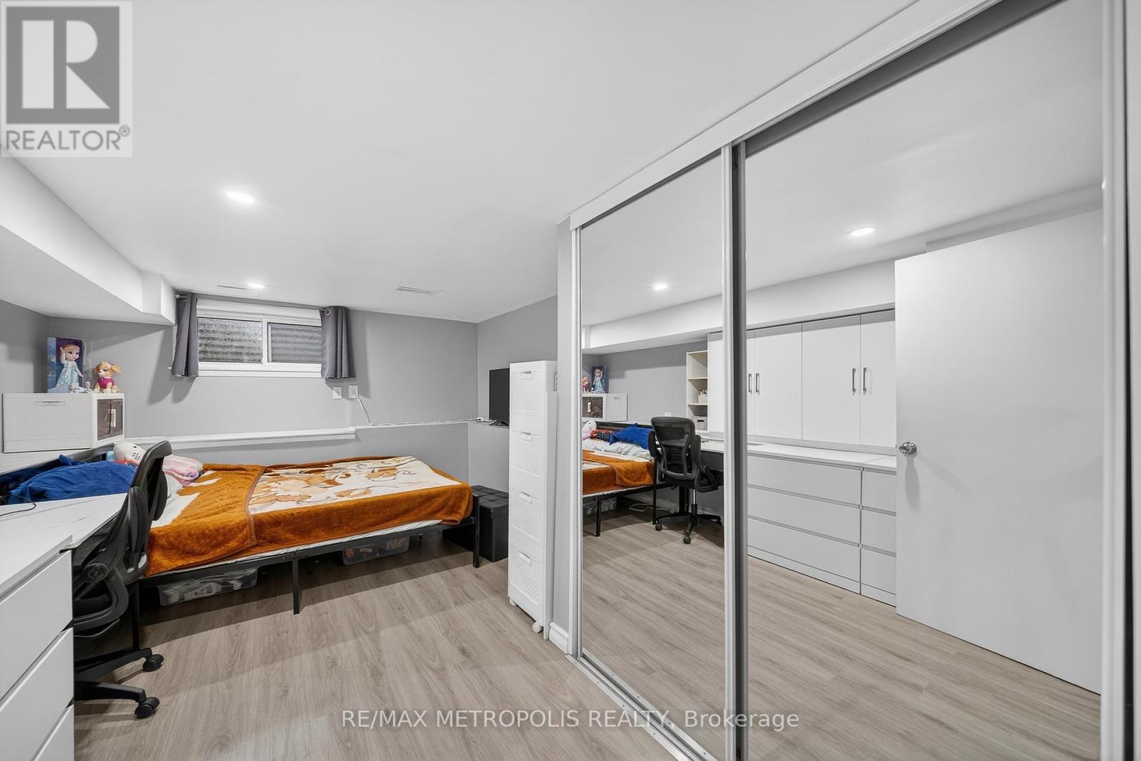 91 ELLENDALE DRIVE - 32