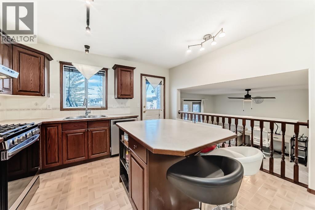 Single Family House 4 Level for Sale in  Douglas Ridge Way SE Douglasdale/Glen Calgary 