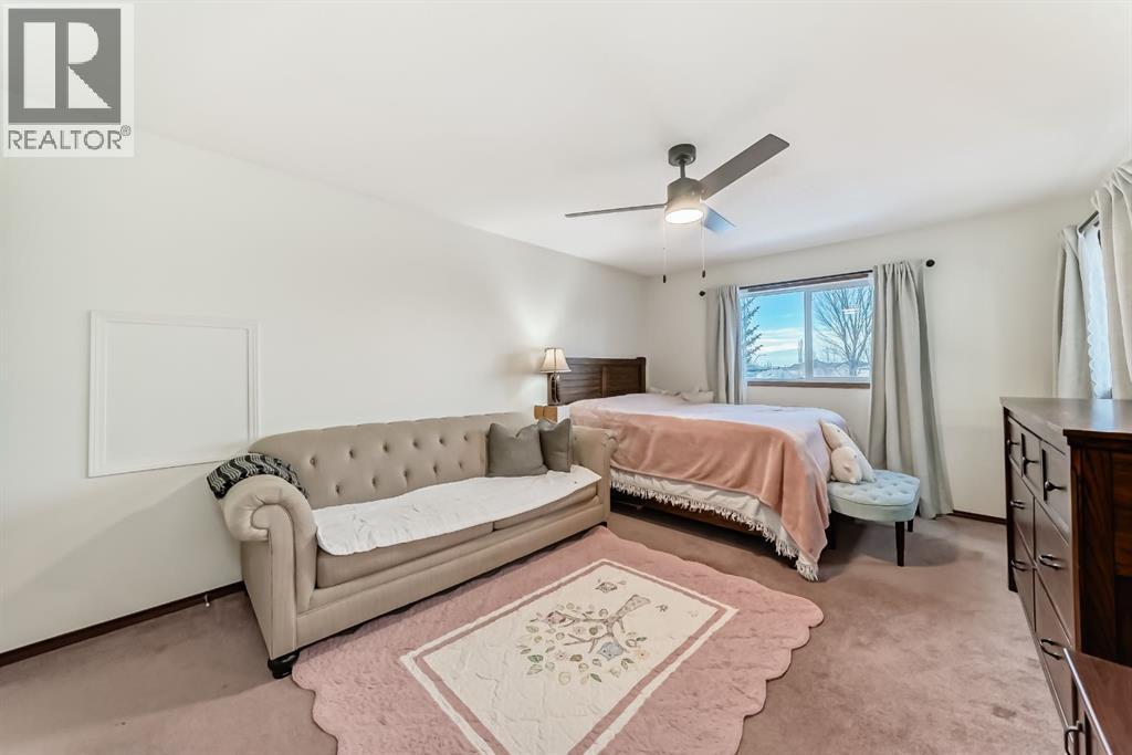 Single Family House 4 Level for Sale in  Douglas Ridge Way SE Douglasdale/Glen Calgary 