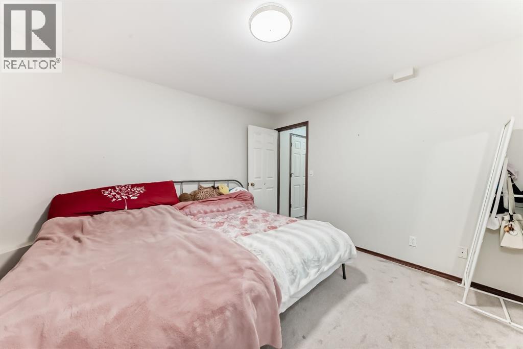 Single Family House 4 Level for Sale in  Douglas Ridge Way SE Douglasdale/Glen Calgary 