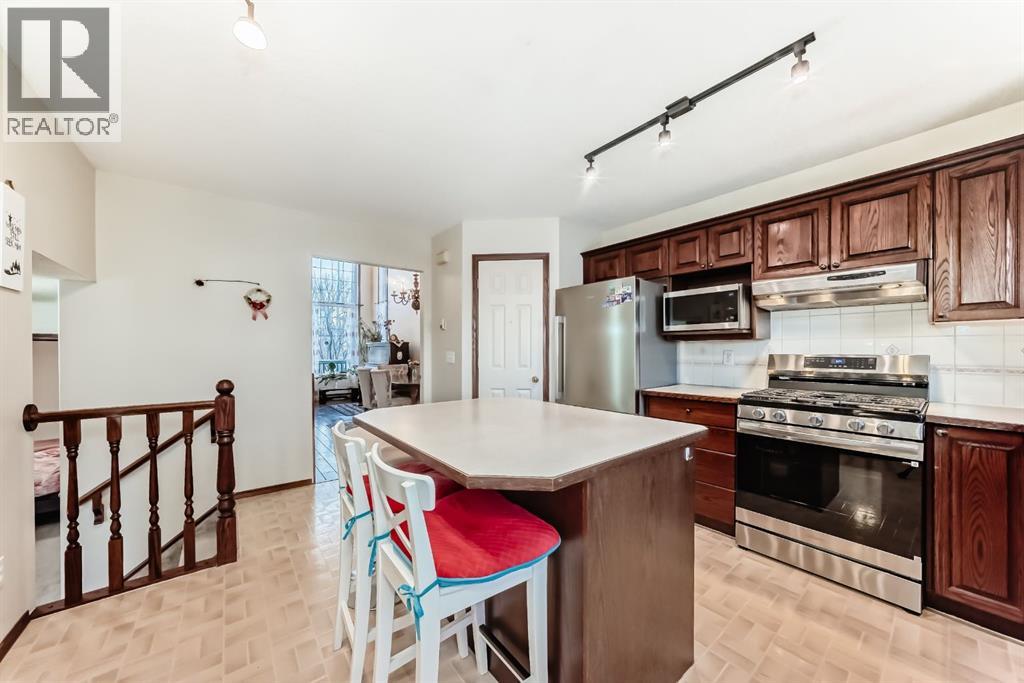 Single Family House 4 Level for Sale in  Douglas Ridge Way SE Douglasdale/Glen Calgary 