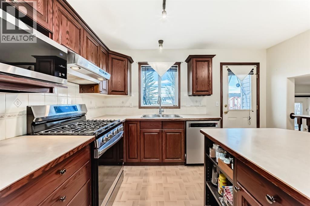 Single Family House 4 Level for Sale in  Douglas Ridge Way SE Douglasdale/Glen Calgary 