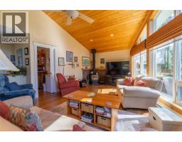 Living room - 2635 Shoal Rd, Pender Island, BC V0N2M2 Photo 10