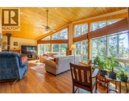 Dining room - 2635 Shoal Rd, Pender Island, BC V0N2M2 Photo 9