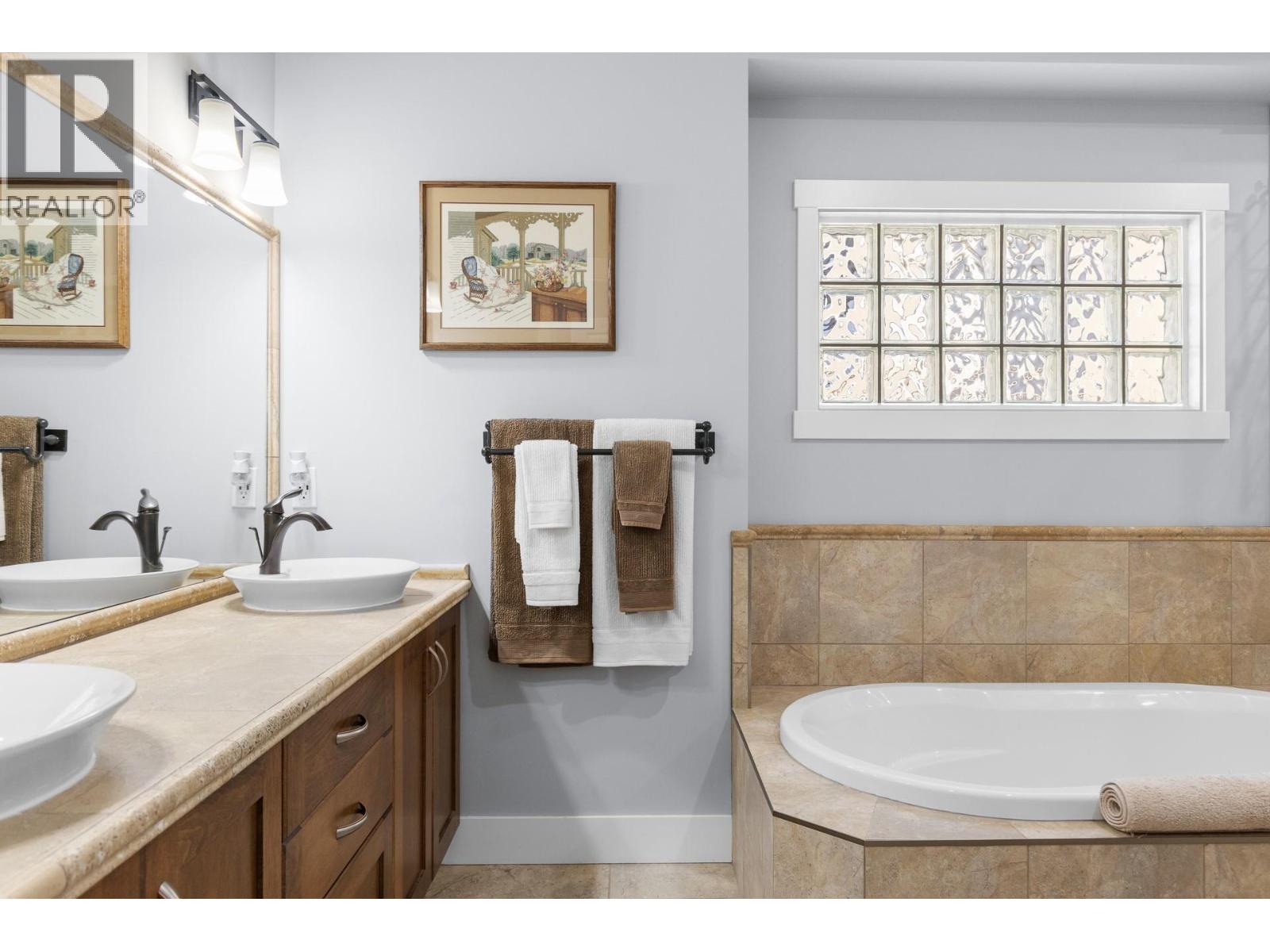 6833 MEADOWS Drive Unit# 40, Oliver