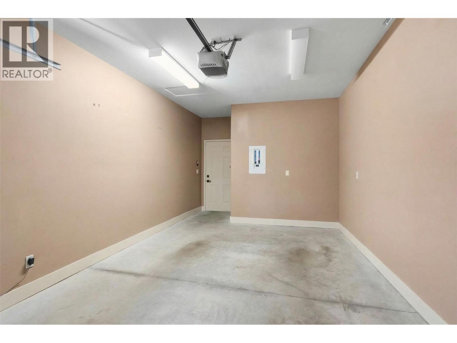 6833 MEADOWS Drive Unit# 40, Oliver