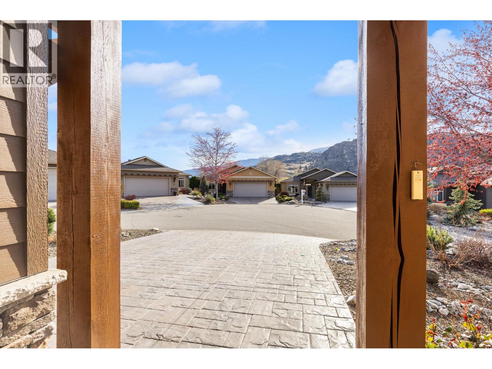 6833 MEADOWS Drive Unit# 40, Oliver