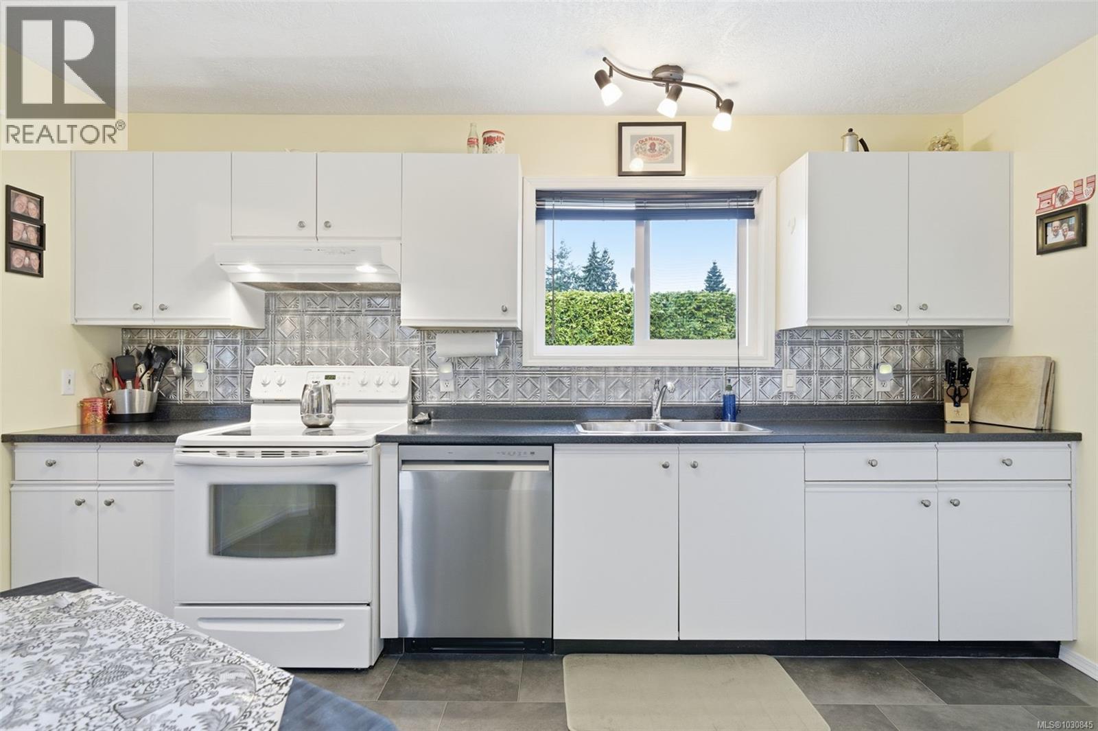  6728 Eakin Drive, Sooke