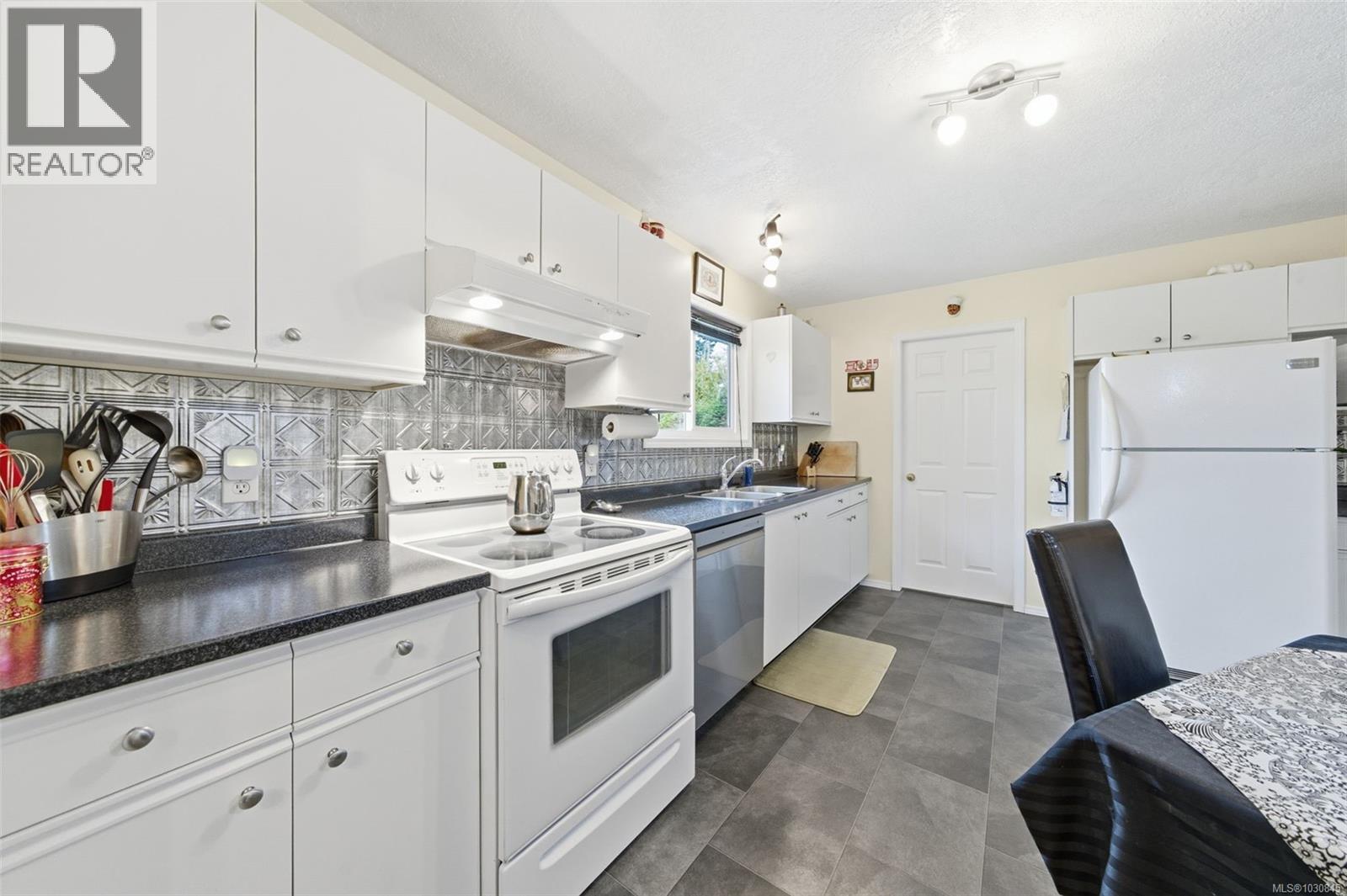  6728 Eakin Drive, Sooke