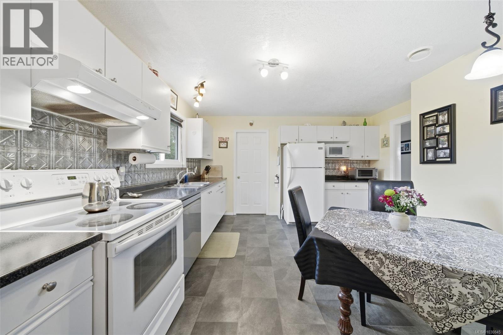  6728 Eakin Drive, Sooke