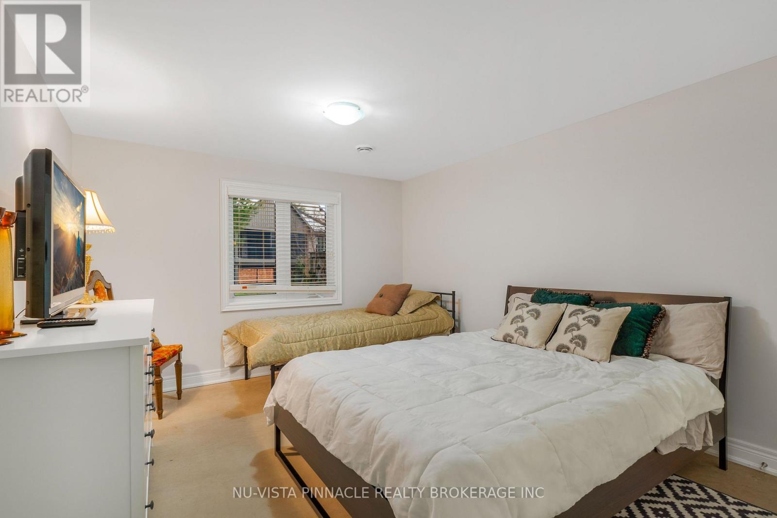 #10 19 HILLSIDE DRIVE E - 20