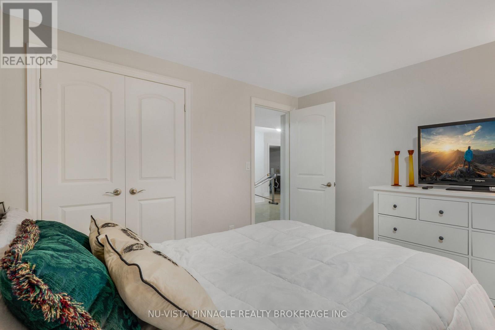 #10 19 HILLSIDE DRIVE E - 21