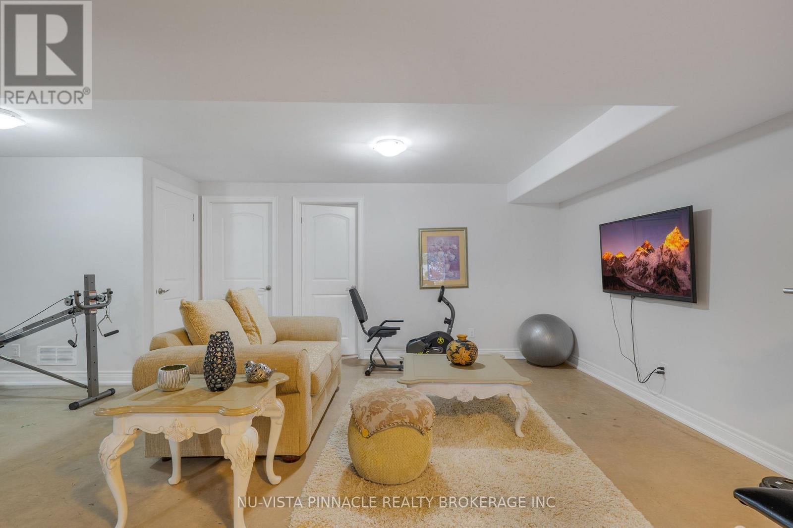 #10 19 HILLSIDE DRIVE E - 24