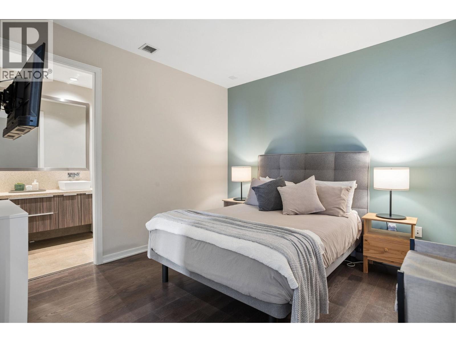 102 128 ATHLETES WAY, Vancouver