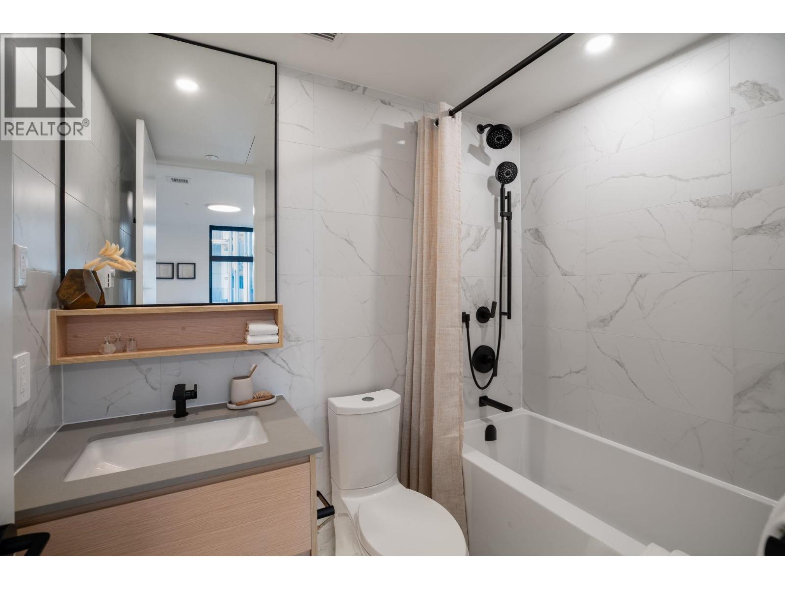 414 310 SALTER STREET, New Westminster