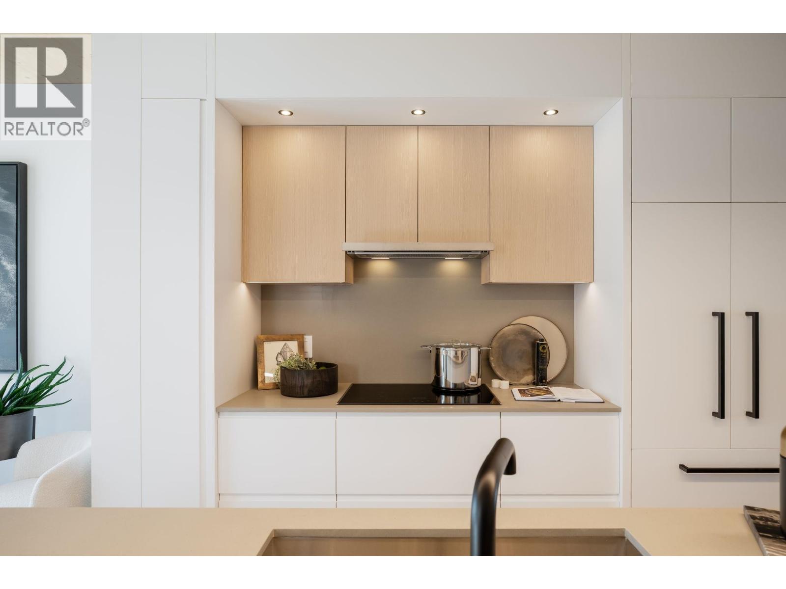 414 310 SALTER STREET, New Westminster