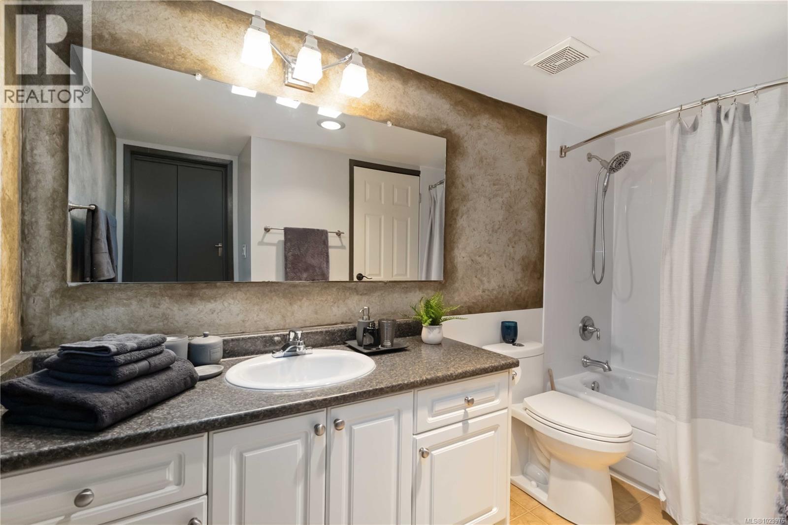 314 3255 Glasgow Avenue, Saanich