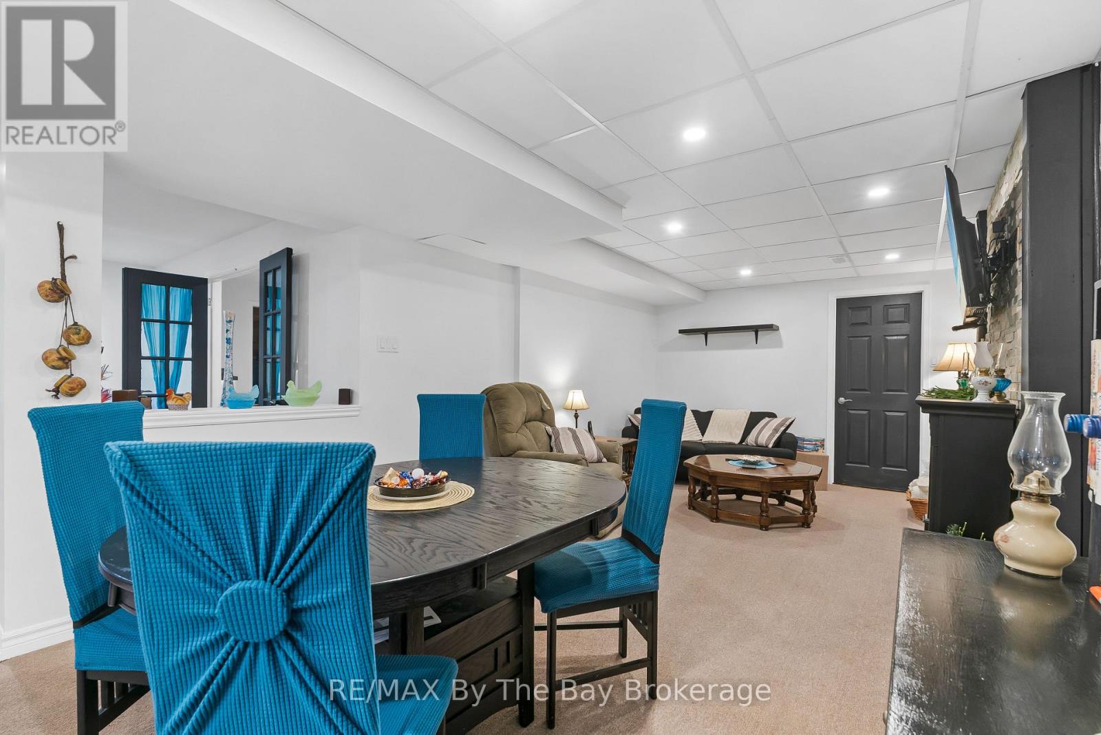 15 DEANNA DRIVE - 32