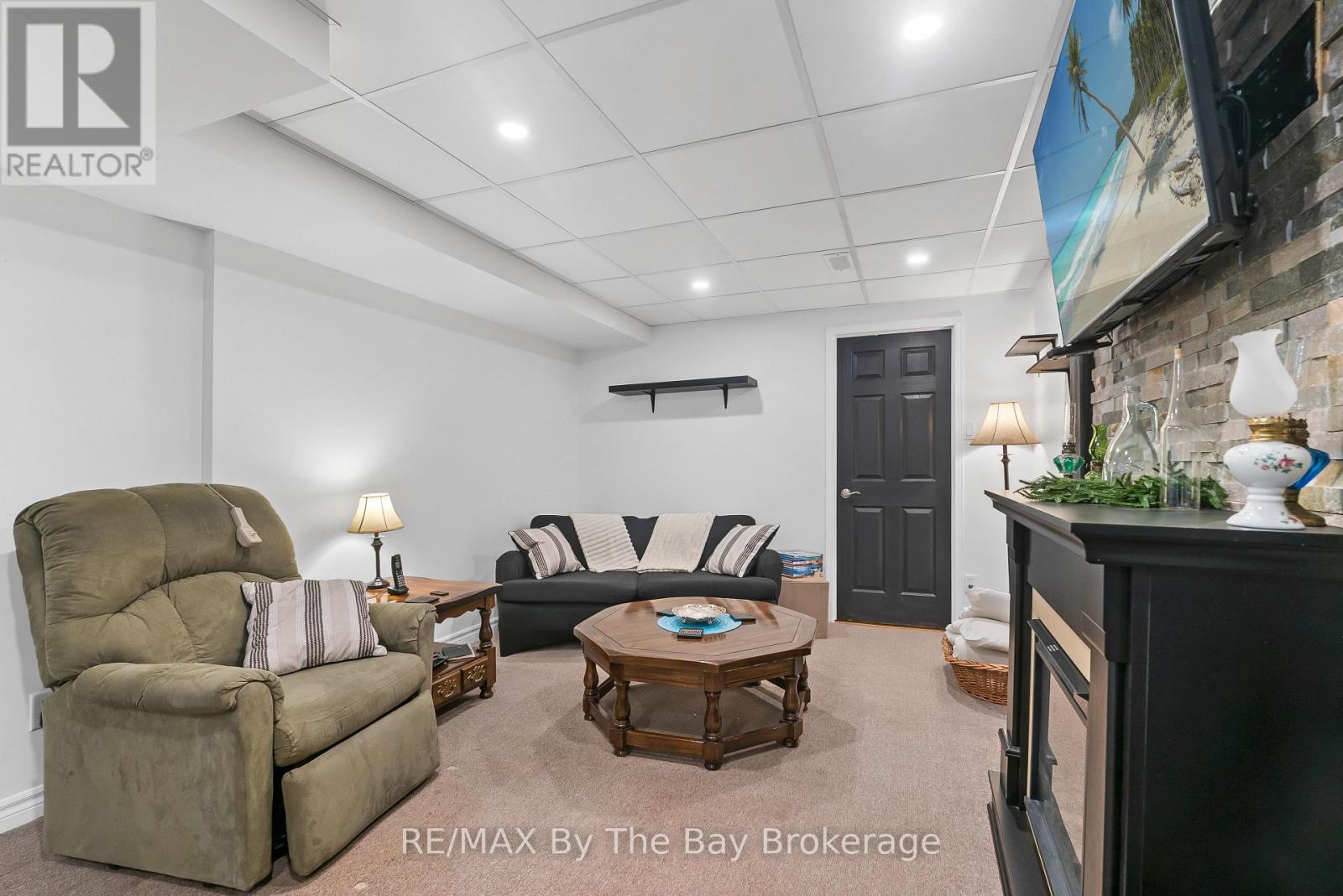 15 DEANNA DRIVE - 33