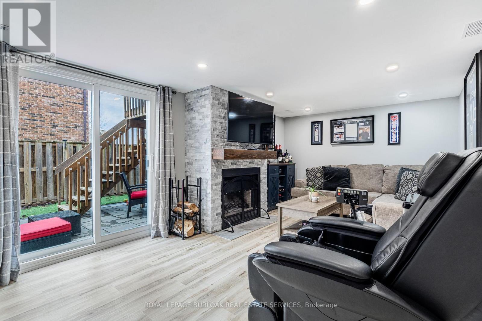 #43 2065 AMHERST HEIGHTS COURT - 18