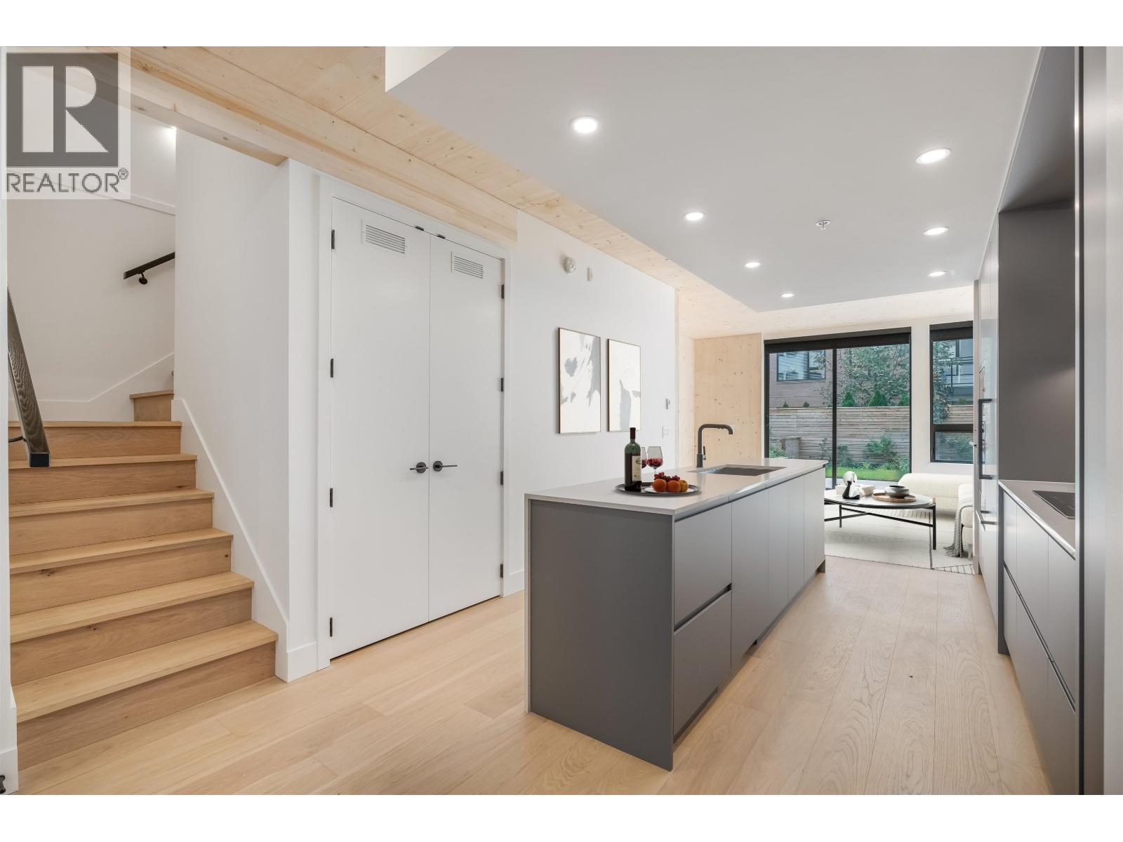 121 310 SALTER STREET, New Westminster