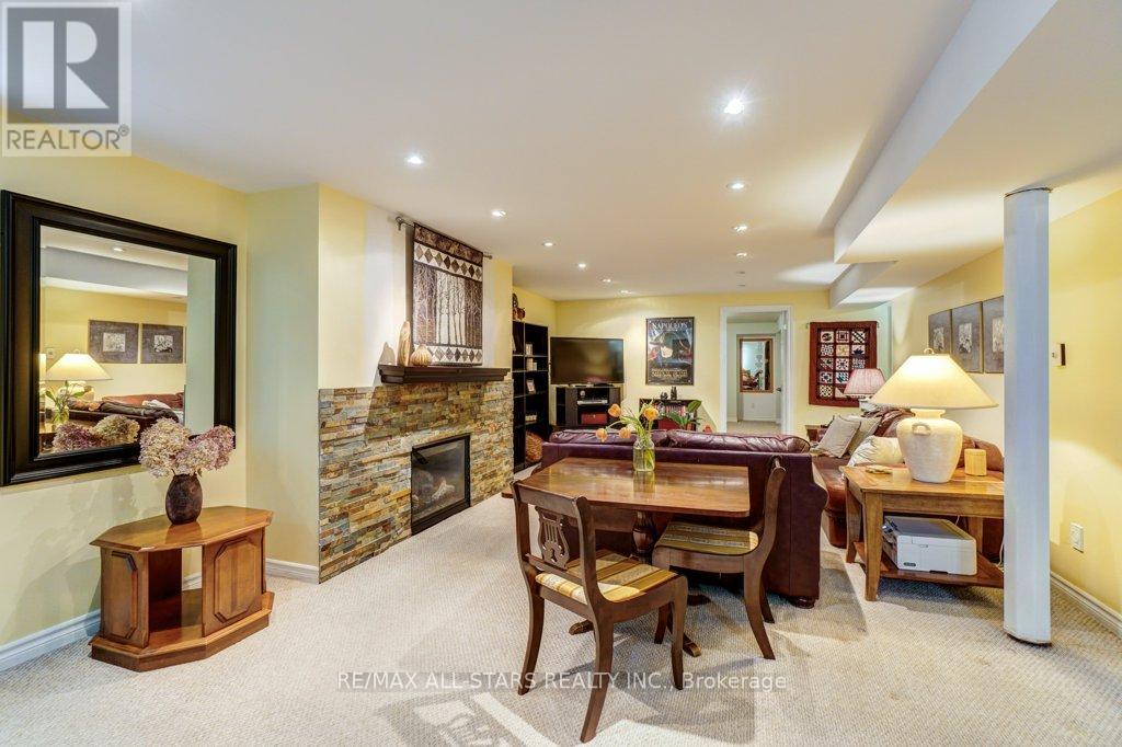 32 OAKSIDE DRIVE - 34