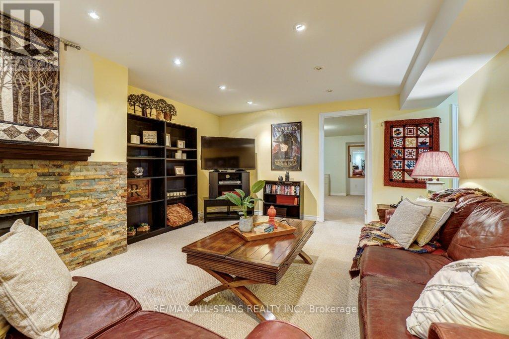 32 OAKSIDE DRIVE - 35