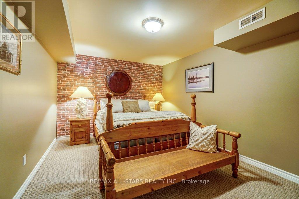 32 OAKSIDE DRIVE - 38