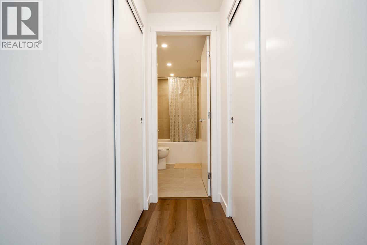 308 645 COMO LAKE AVENUE, Coquitlam