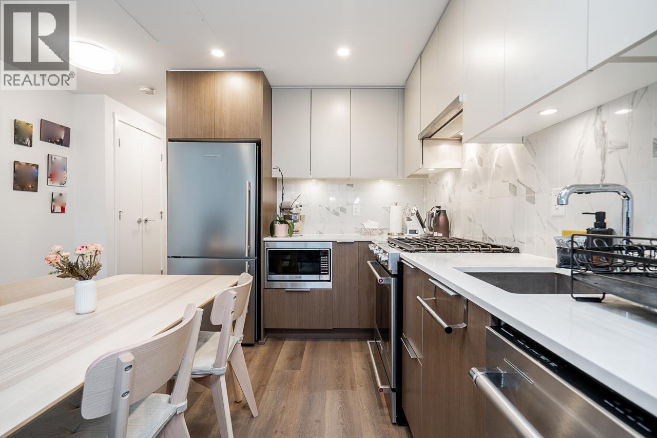 308 645 COMO LAKE AVENUE, Coquitlam