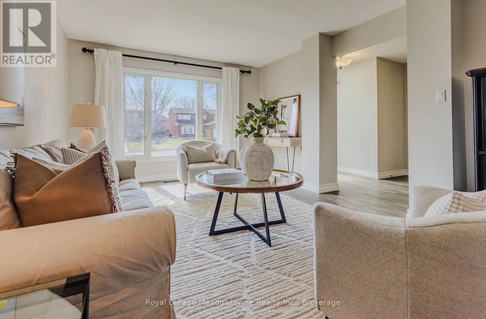 740 ROBERTSON CRESCENT - 16