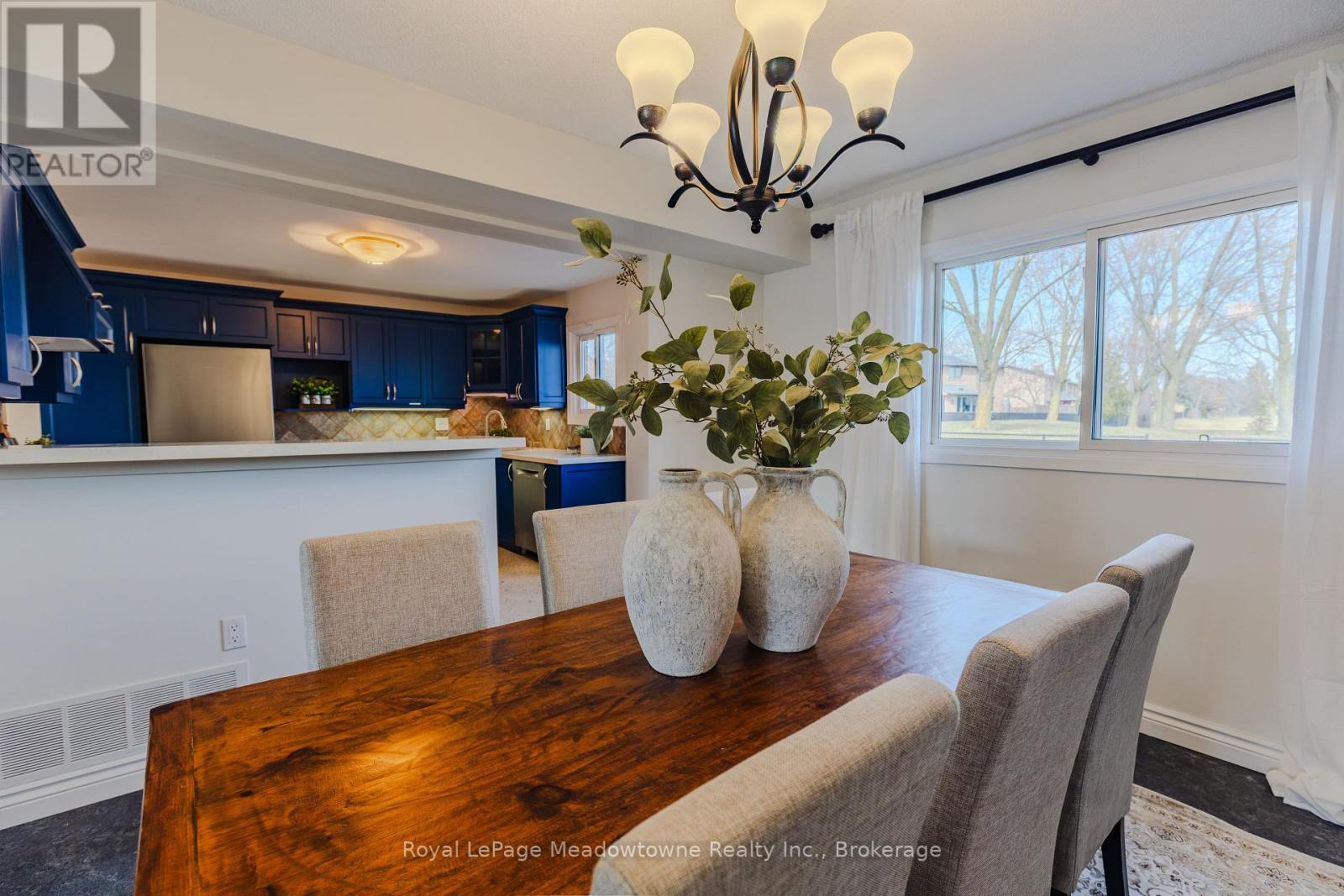 740 ROBERTSON CRESCENT - 18