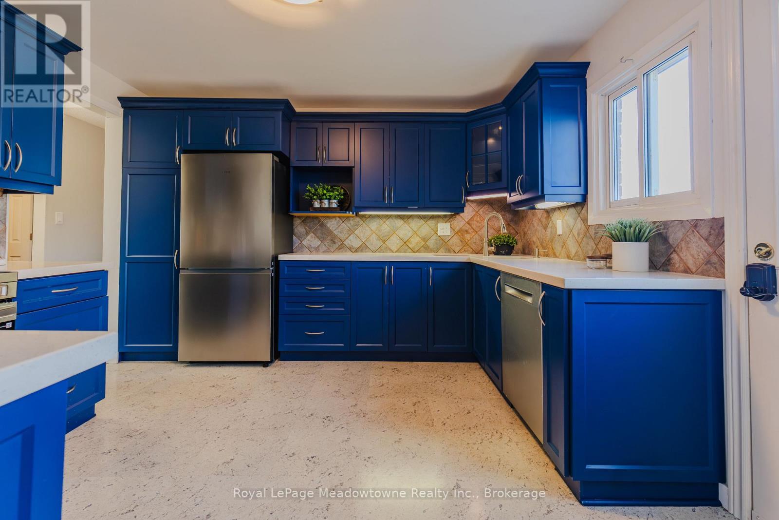 740 ROBERTSON CRESCENT - 20