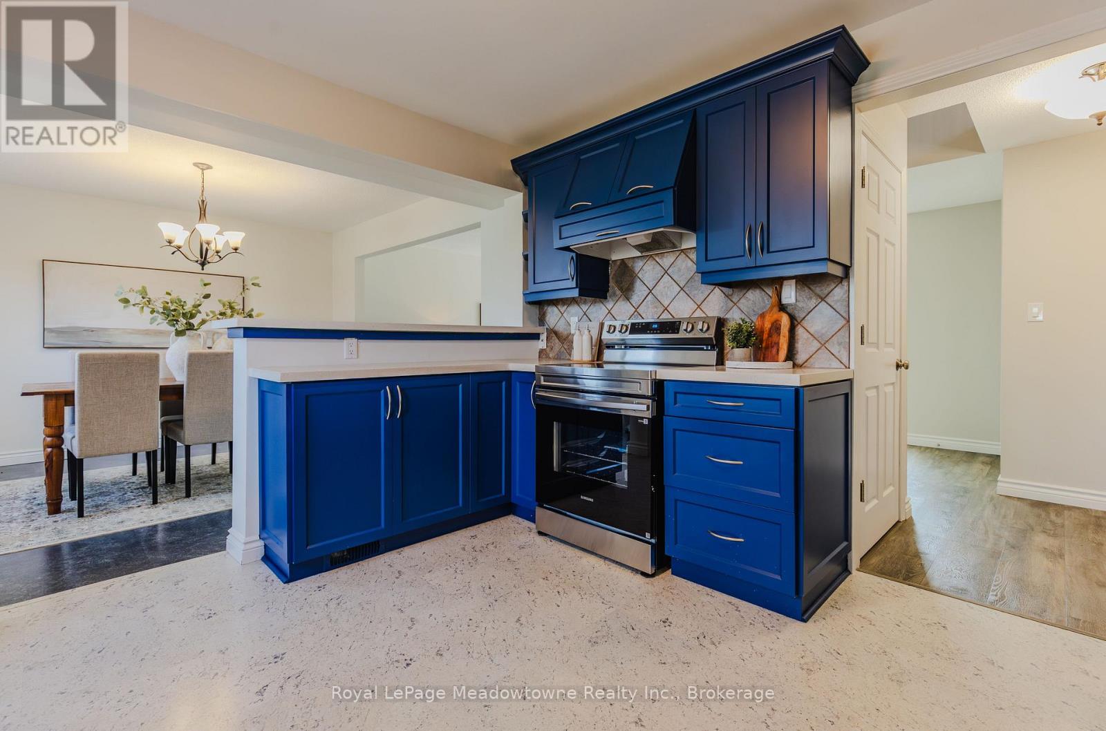 740 ROBERTSON CRESCENT - 21