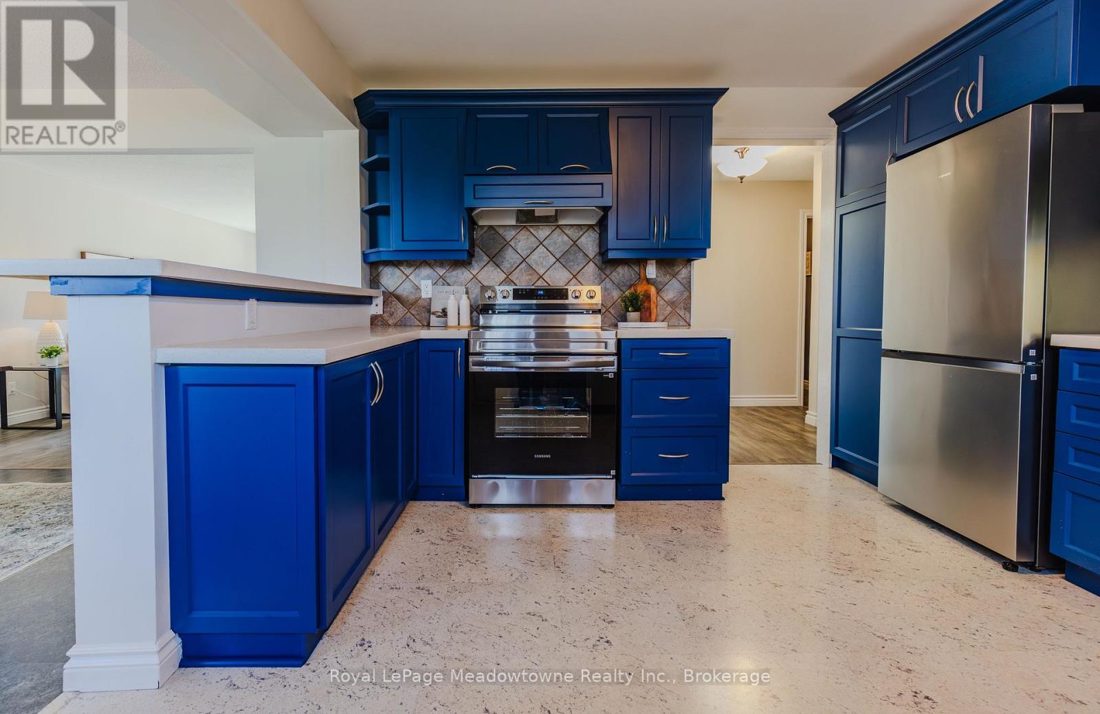 740 ROBERTSON CRESCENT - 22