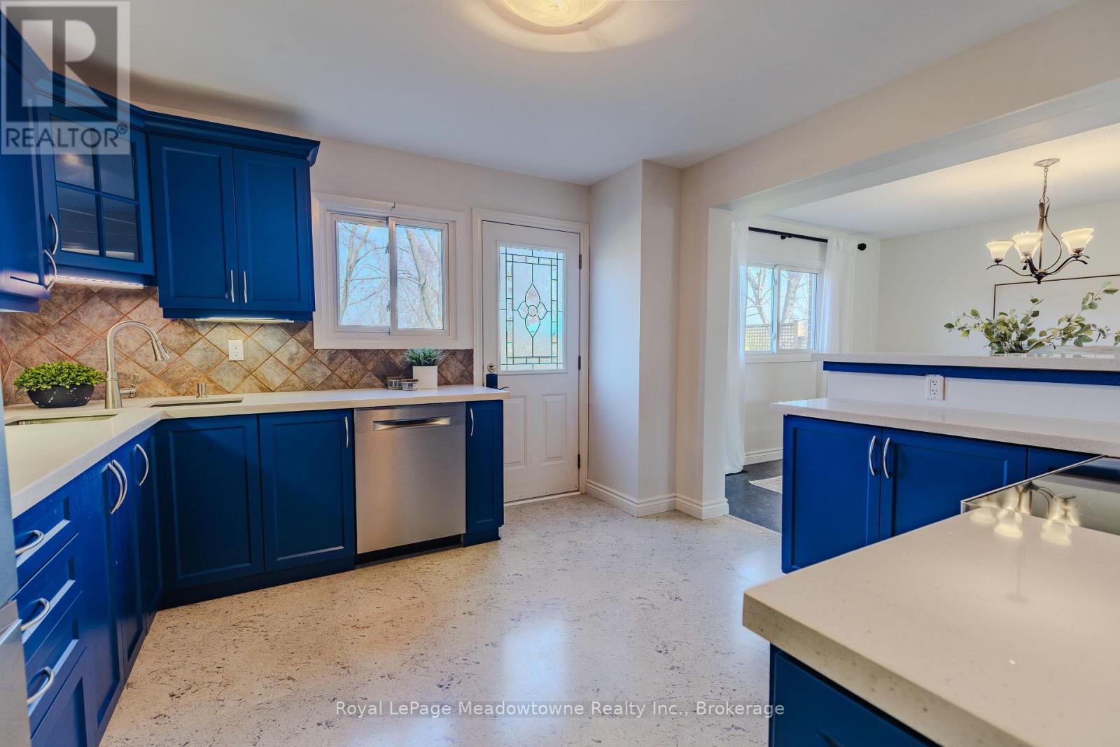 740 ROBERTSON CRESCENT - 23