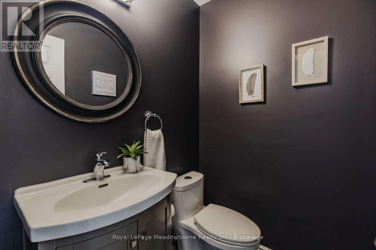 740 ROBERTSON CRESCENT - 29