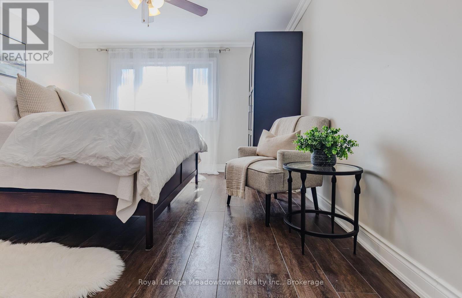 740 ROBERTSON CRESCENT - 32