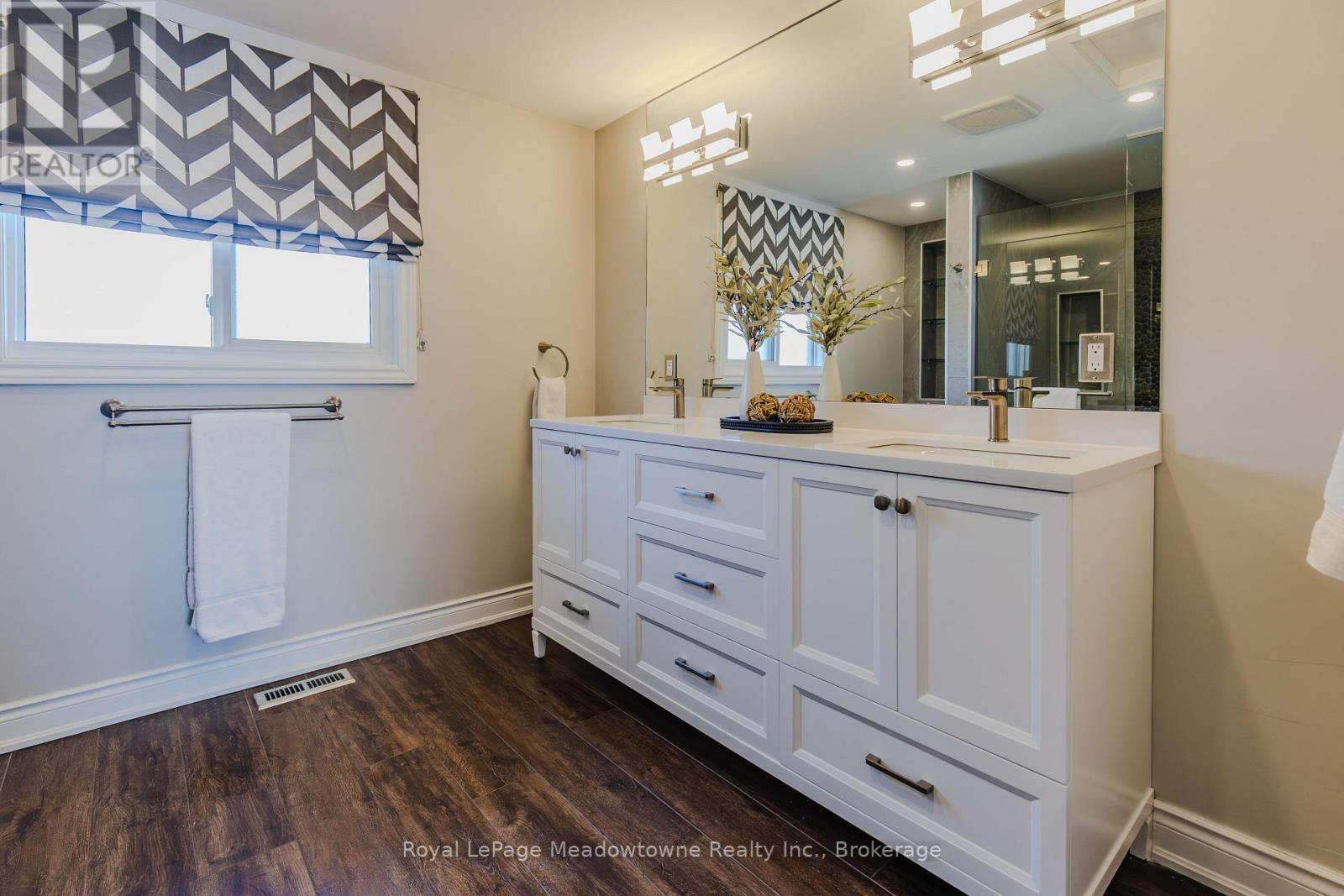 740 ROBERTSON CRESCENT - 35