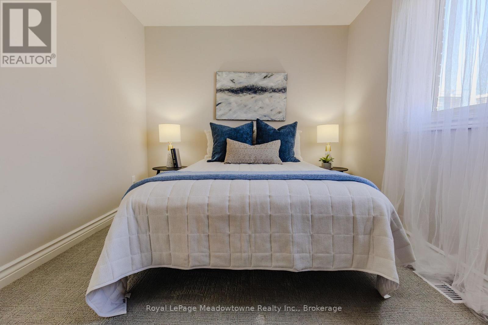 740 ROBERTSON CRESCENT - 44