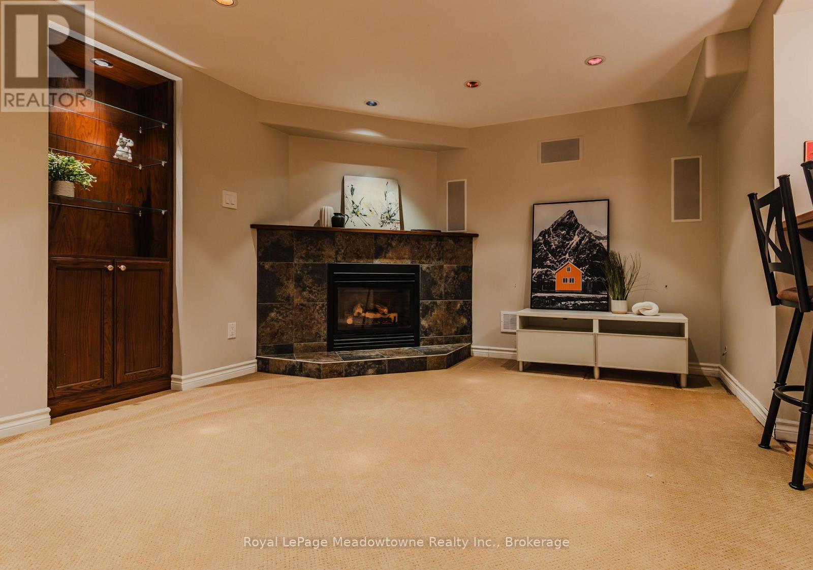 740 ROBERTSON CRESCENT - 47