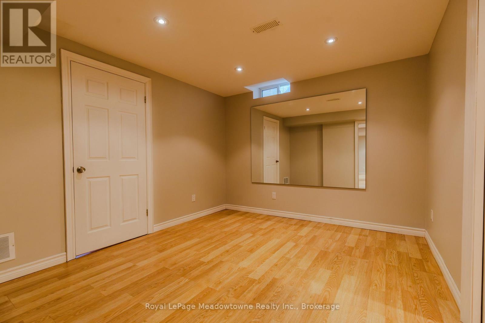 740 ROBERTSON CRESCENT - 49