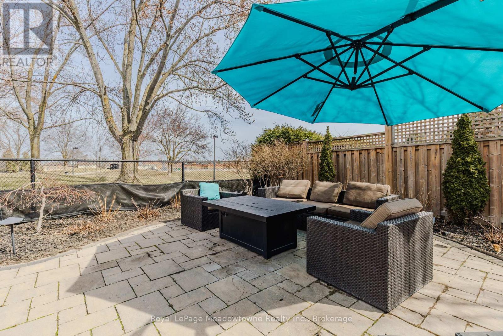 740 ROBERTSON CRESCENT - 5